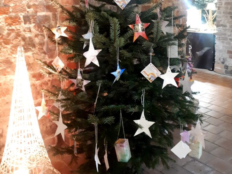 Ein Weihnachtsbaum voller kleiner Kunstwerke